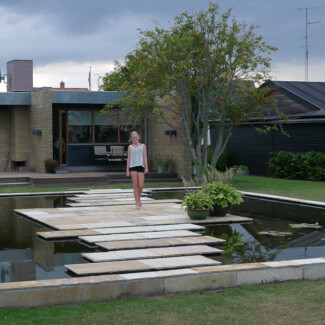 stort spejlbassin med Sahara sandstone trædefliser i villahave