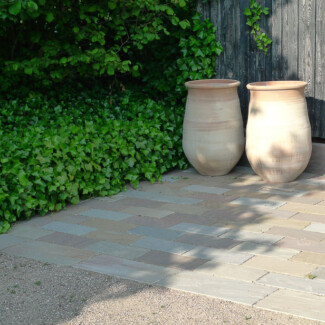 natursten sandsten Sandstone udstilling Sjælland plads med Nordic natursten og krukker